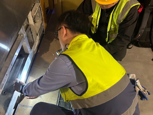 维修平开门运行过程中出现晃动问题