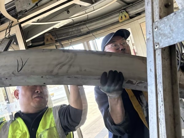 旋转门轨道翻轨