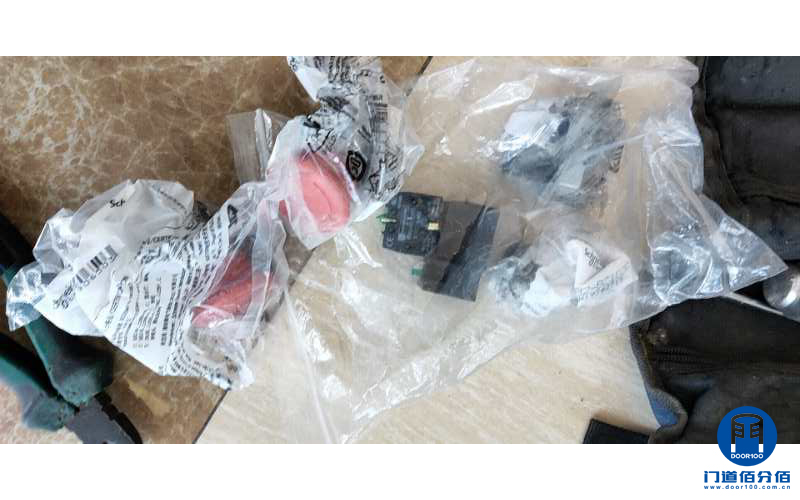 北京某购物广场凯必盛自动两翼旋转门急停按钮维修更换服务配件准备