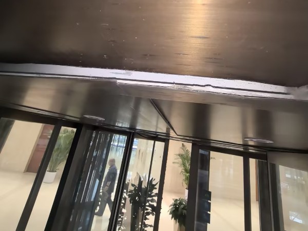 两翼旋转门保养，守护建筑“第一印象”