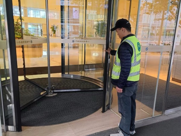旋转门日常巡检：细致排查隐患，保障出入安全