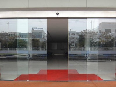 论述如何预防自动玻璃<i style='color:red'>门玻璃</i>碎裂伤人方法