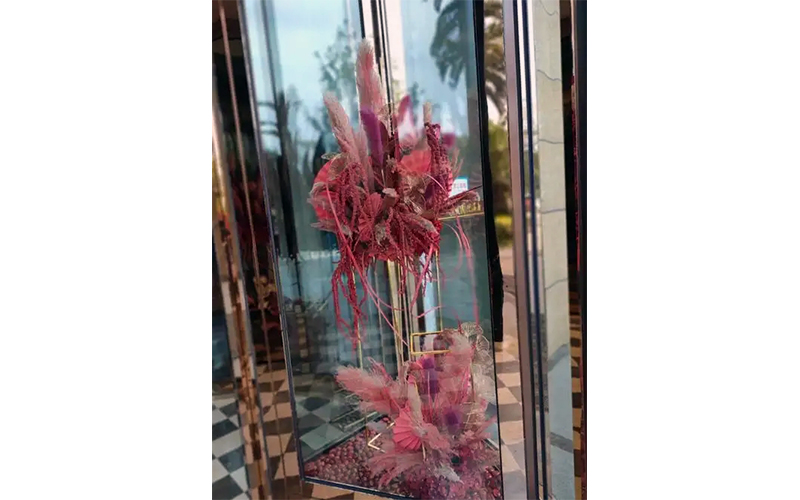 门区换新颜：旋转门展箱装饰与清洁