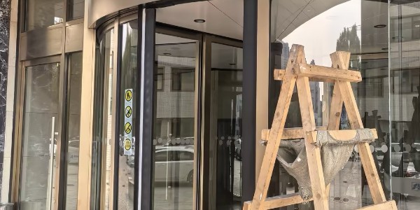商场旋转门冬天漏风怎么修？密封条更换加地弹簧调校，门口温度能回升5到8度