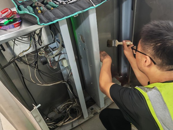 园区自动门大保养：全面排查，保障高效通行