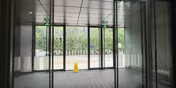 感应自动门维修与保养指南：常见故障与维护要点