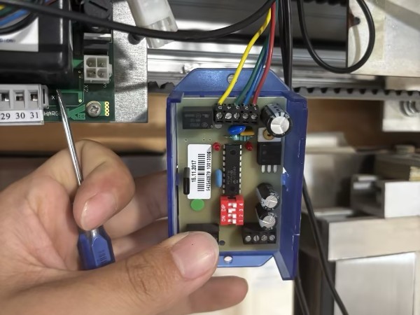 自动门维修案例：电子元件损坏更换处理