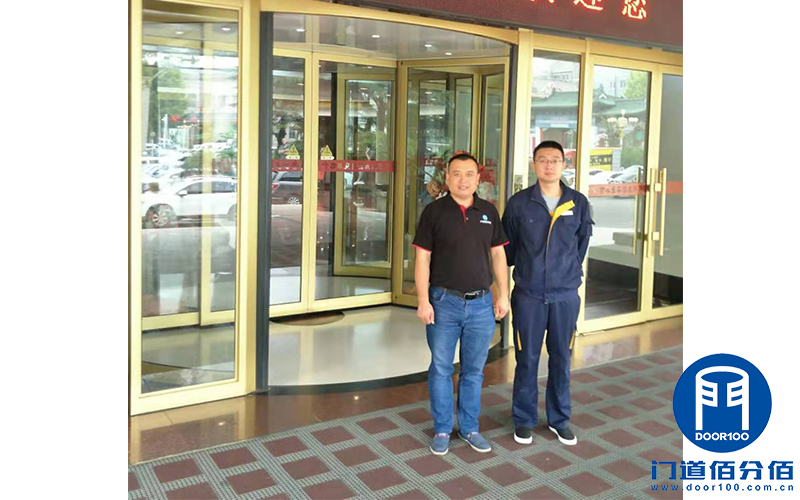 自动旋转门保养完成后与客户负责人合影