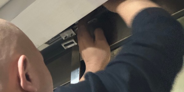 平滑门挂轮组件更换