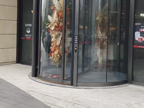 旋转门维修维保案例，防夹防撞，守护每一次通行