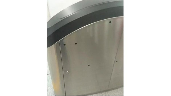 闸机速通机身上的“小黑点”是什么